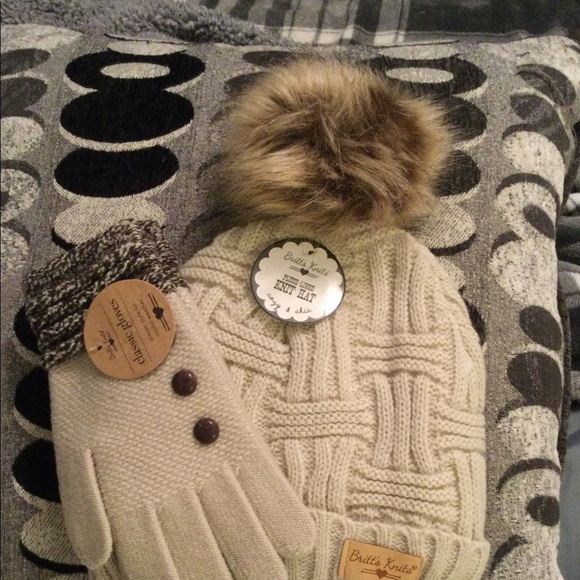 🔥🔥🤩🤩 Britt’s Knit’s Classic Beanie Hat and Gloves 🧤🔥🔥 - Picture 2 of 3